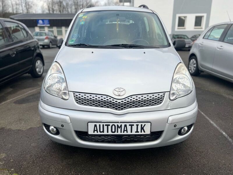 Silber Gebraucht 2004 Toyota Yaris Verso Sol Van / Kleinbus | 5.490 € (Etwas zu teuer) - Bild 1/4
