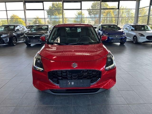 Gebraucht Suzuki Swift Comfort+ 83 PS (61 kW) 2025 Burning red pearl metallic Kleinwagen