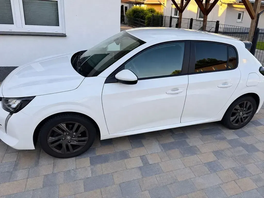 Gebraucht Peugeot 208 Active 101 PS (74 kW) 2021 Weiß Kleinwagen