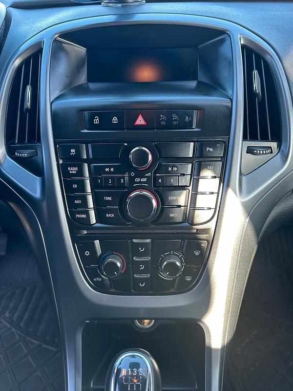 Gebraucht Opel Astra 140 PS (102 kW) 2013 Grau Limousine