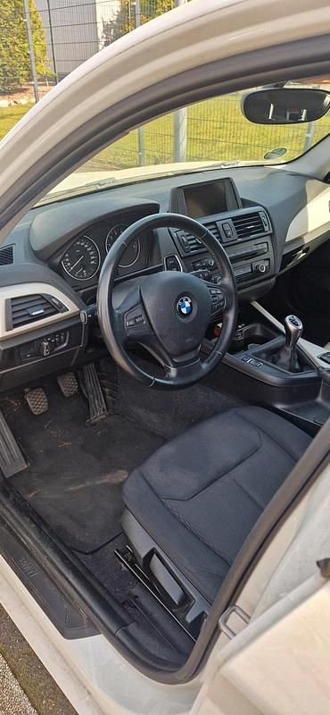 Gebraucht BMW 114 101 PS (74 kW) 2014 Weiß Kleinwagen