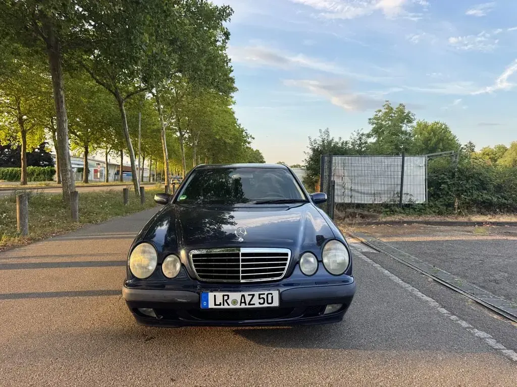 Gebraucht Mercedes E220 Classic 143 PS (105 kW) 1999 Blau Limousine