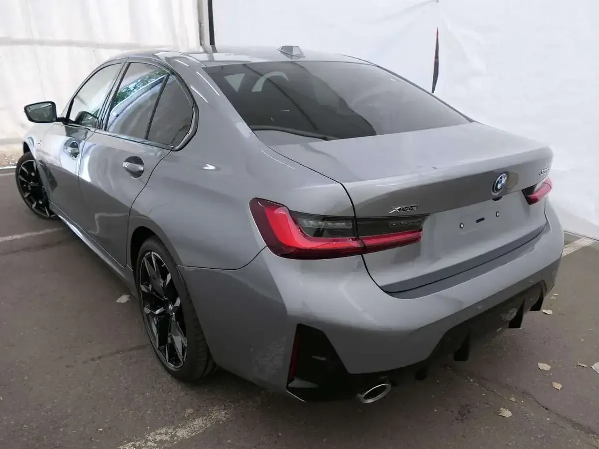 Gebraucht BMW 330e M Sport 292 PS (214 kW) 2025 Skyscraper grau Limousine