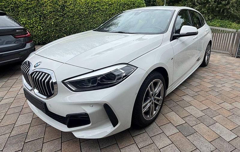 Weiß Gebraucht 2021 BMW 120 M Sport Kleinwagen | 25.999 € (Fairer Preis) - Bild 1/4