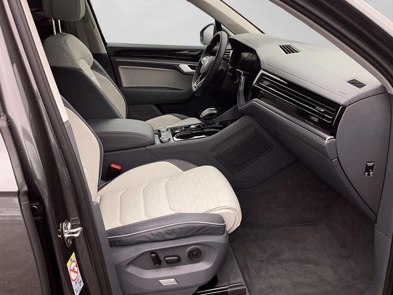 Gebraucht VW Touareg R-line 286 PS (210 kW) 2024 Grau SUV