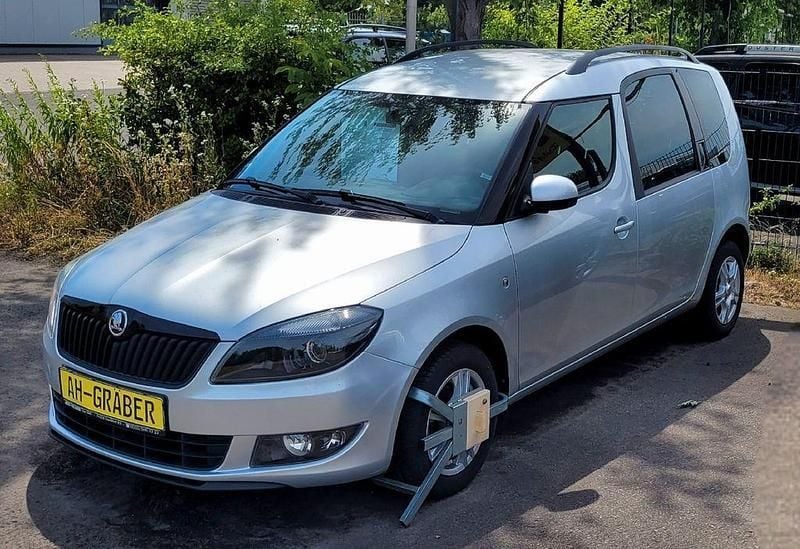 Brilliantsilber metallic Gebraucht 2015 Skoda Roomster Best of Kombi | 9.990 € (Teuer) - Bild 1/4