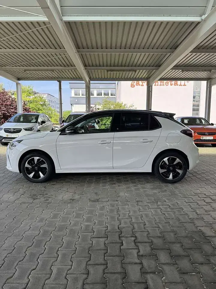 Gebraucht Opel Corsa-e Edition 100 kW (136 PS) 2022 Jade weiss/arktis weiss Kleinwagen