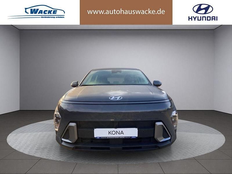 Neu Hyundai Kona Select 141 PS (103 kW) 2025 Farbe: grau SUV