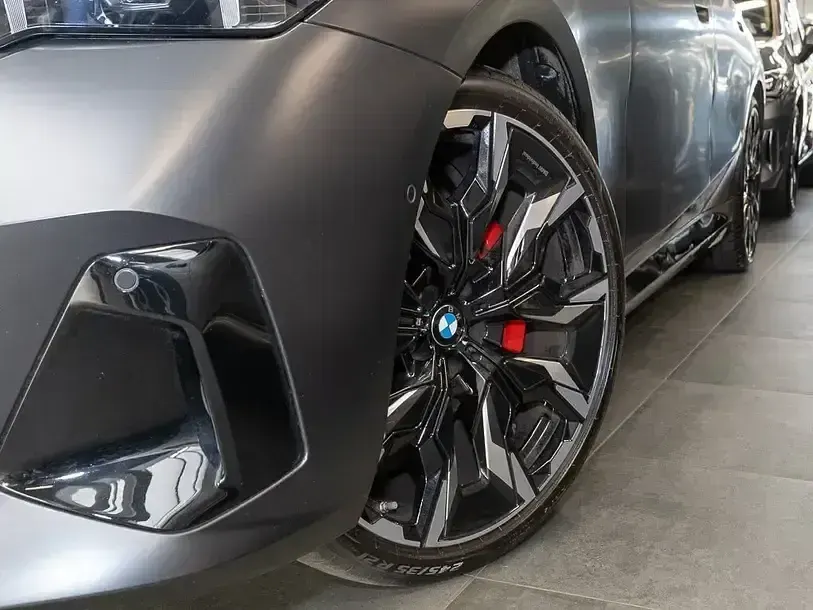 Gebraucht BMW 520 M Sport 197 PS (144 kW) 2025 Bmw individual frozen deep gre Kombi
