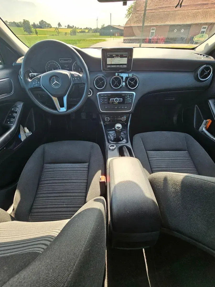 Gebraucht Mercedes A180 122 PS (89 kW) 2014 Schwarz Limousine