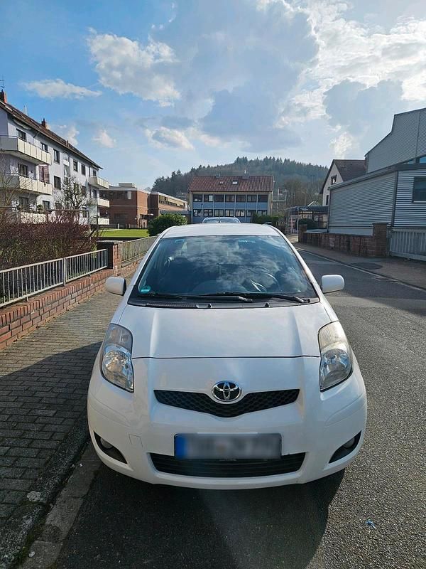 Gebraucht Toyota Yaris 101 PS (74 kW) 2010 Weiß Kleinwagen