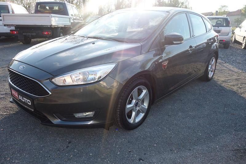Grau Gebraucht 2015 Ford Focus Limousine | 4.490 € (Superpreis) - Bild 1/4