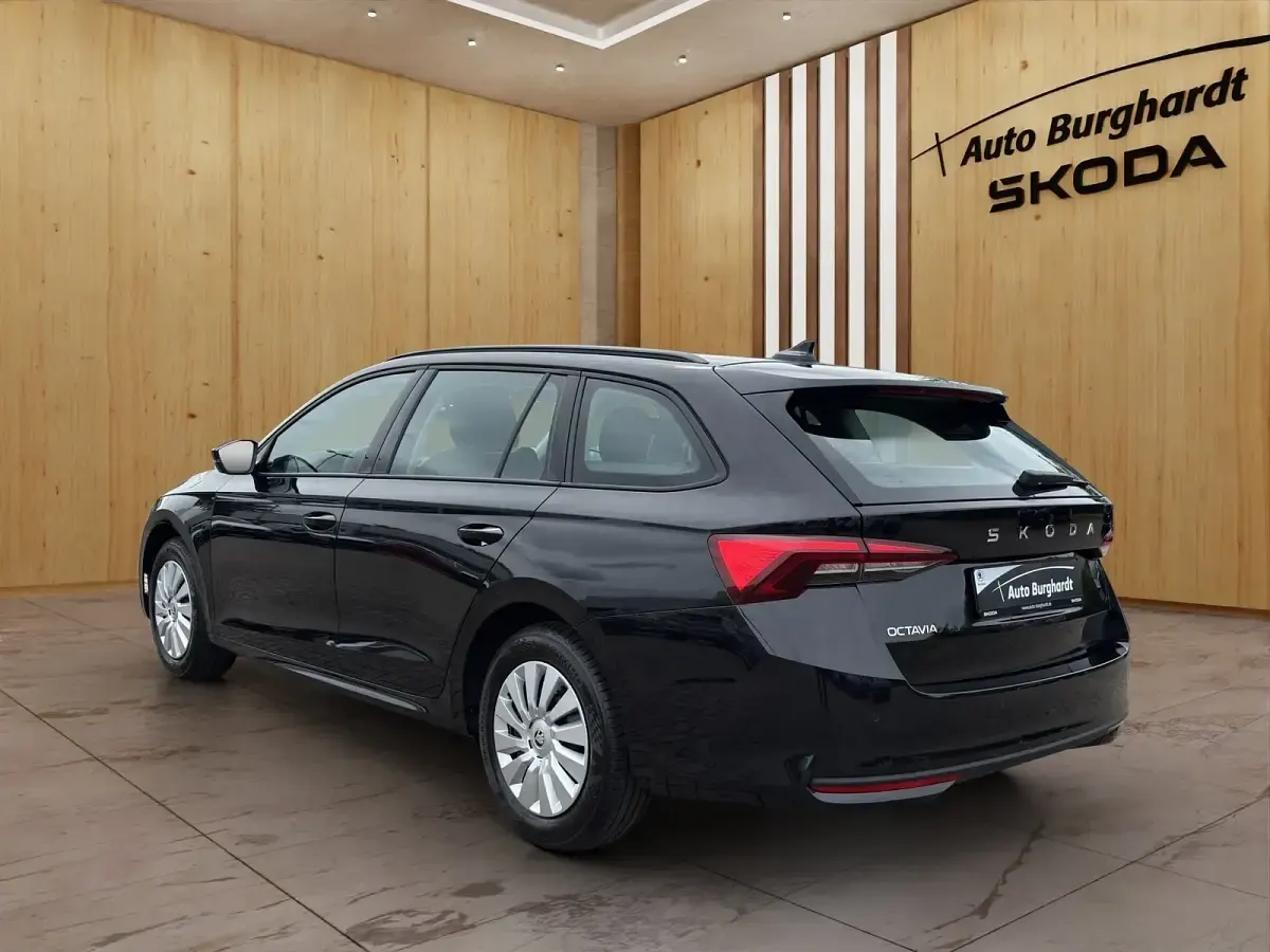 Neu Skoda Octavia Essence 116 PS (85 kW) 2026 Schwarzmagic perleffekt Kombi