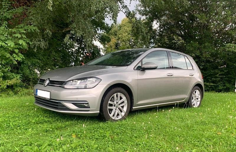 Silber Gebraucht 2017 VW Golf VII Comfortline Limousine | 10.990 € (Superpreis) - Bild 1/4