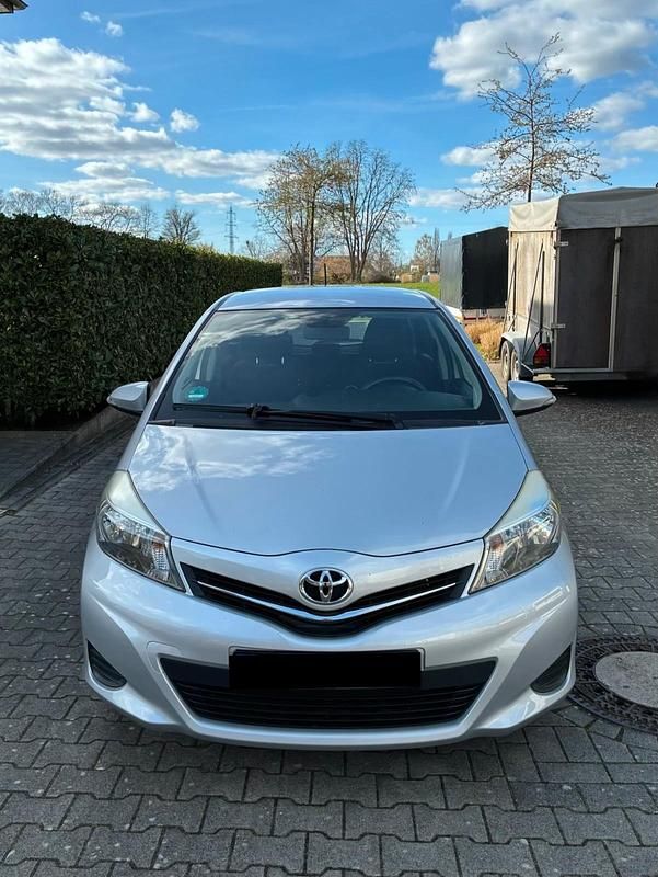 Gebraucht Toyota Yaris 99 PS (72 kW) 2012 Silber Kleinwagen