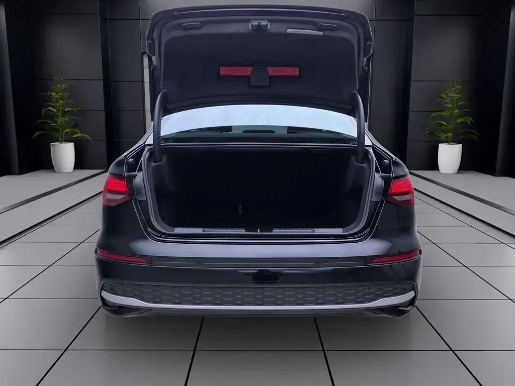 Second-hand Audi A3 Advanced 150 CP (110 kW) 2025 Negru Berlinǎ