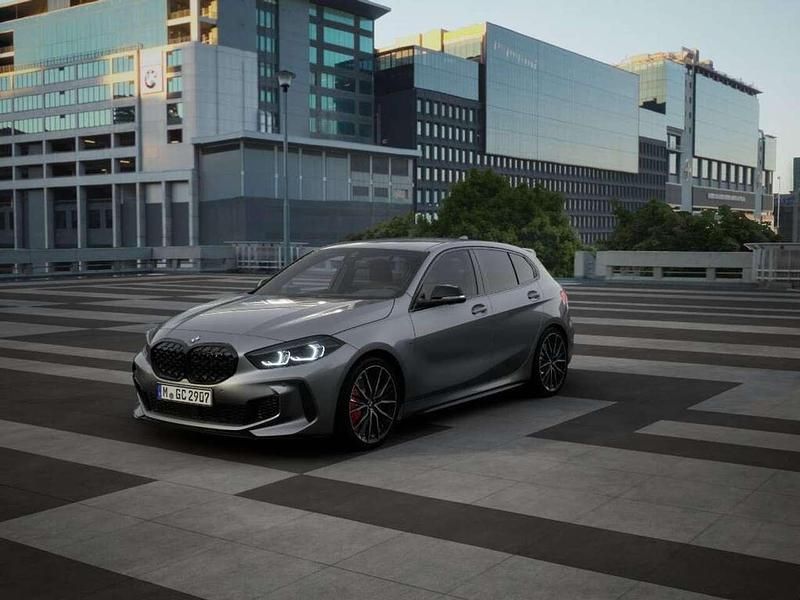 Skyscraper grau metallic Gebraucht 2022 BMW 135 Kleinwagen | 36.585 € (Fairer Preis) - Bild 1/3
