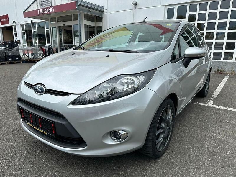 Silber Gebraucht 2012 Ford Fiesta Champions Edition Kleinwagen | 4.590 € (Fairer Preis) - Bild 1/4