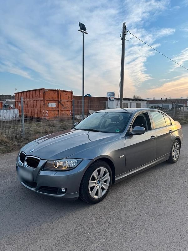 Gebraucht BMW 318 143 PS (105 kW) 2011 Grau Limousine