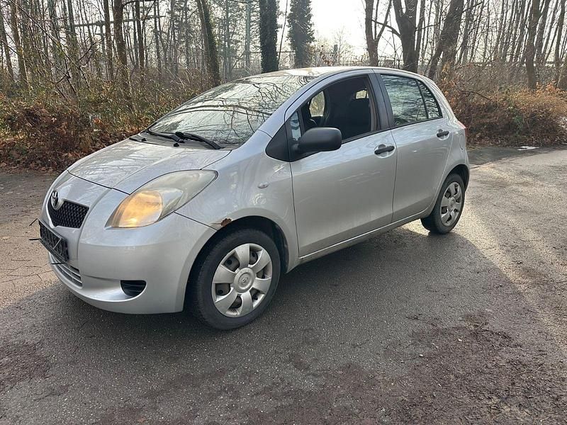 Silber Gebraucht 2006 Toyota Yaris Luna Kleinwagen | 990 € (Superpreis) - Bild 1/4