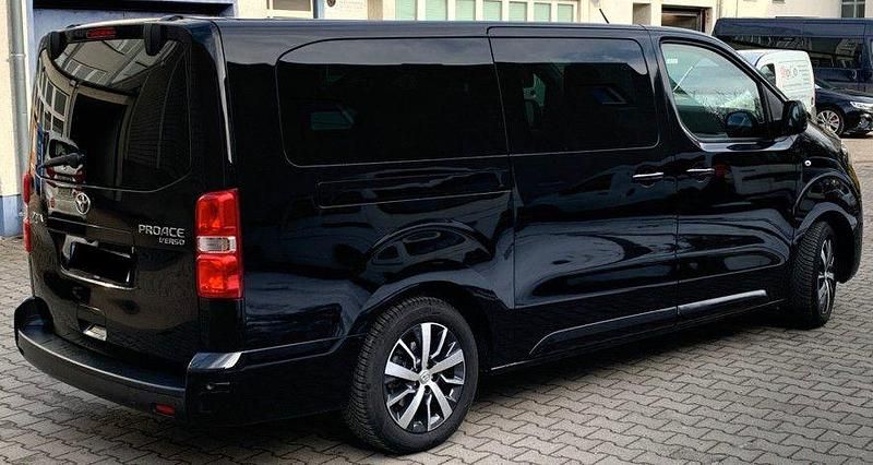 Gebraucht Toyota Proace Executive 177 PS (130 kW) 2023 Schwarz Van / Kleinbus