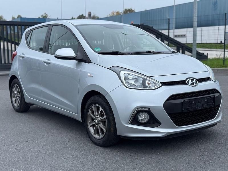 Gebraucht Hyundai i10 Edition 67 PS (49 kW) 2015 Silber Kleinwagen