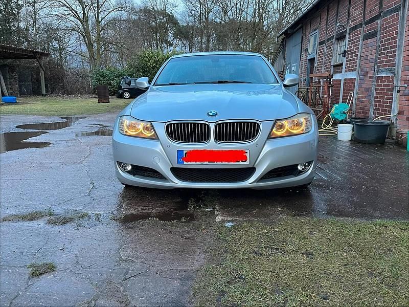 Gebraucht BMW 325 218 PS (160 kW) 2009 Silber Limousine