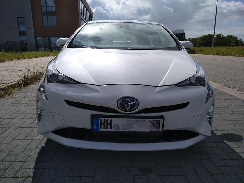 Weiß Gebraucht 2016 Toyota Prius Comfort Kleinwagen | 12.900 € (Superpreis) - Bild 1/4