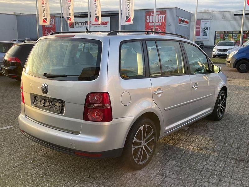 Gebraucht VW Touran Trendline 140 PS (102 kW) 2010 Silber Van / Kleinbus
