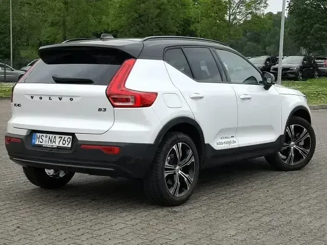 Second-hand Volvo XC40 Plus 163 CP (119 kW) 2025 Alb SUV