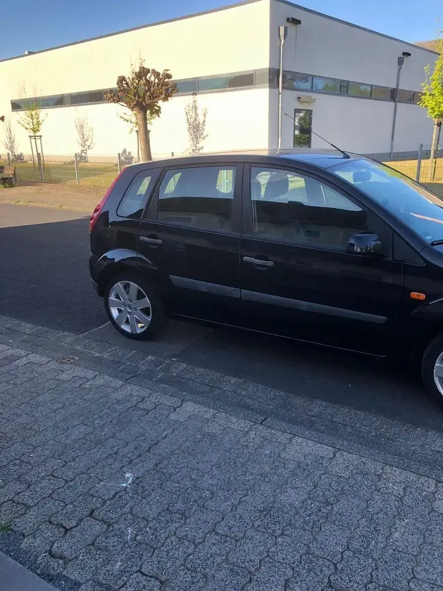 Gebraucht Ford Fiesta 69 PS (50 kW) 2006 Schwarz Kleinwagen
