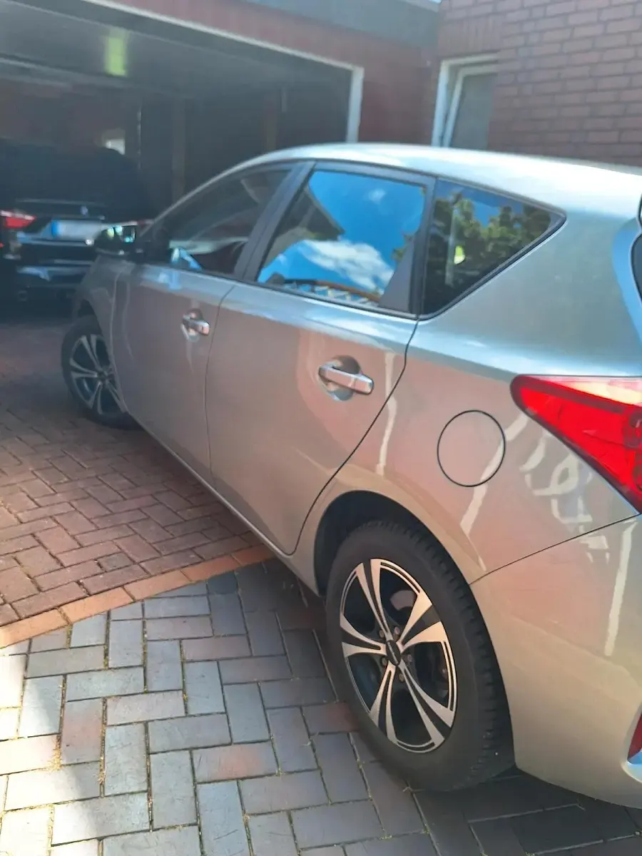 Gebraucht Toyota Auris 99 PS (72 kW) 2015 Silber Limousine