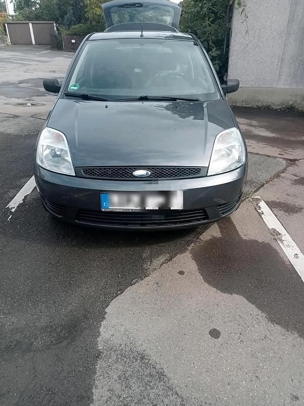 Silber Gebraucht 2004 Ford Fiesta Kleinwagen | 2.000 € (Etwas zu teuer) - Bild 1/4