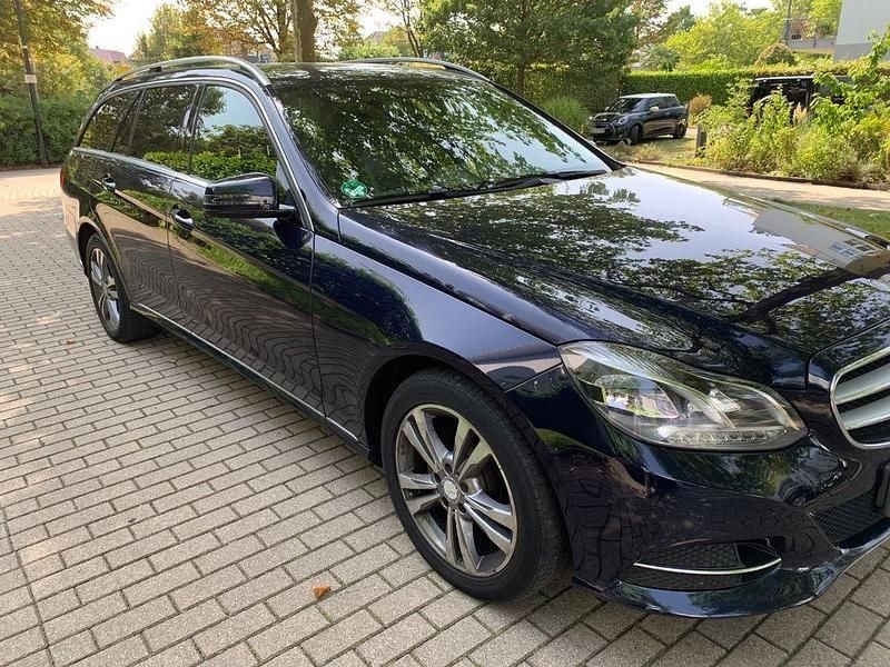 Blau Gebraucht 2015 Mercedes E220 Edition Limousine | 13.890 € (Guter Preis) - Bild 1/4