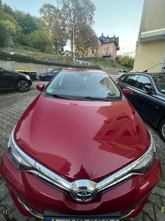 Rot Gebraucht 2017 Toyota Auris Comfort Limousine | 13.400 € (Fairer Preis) - Bild 1/4