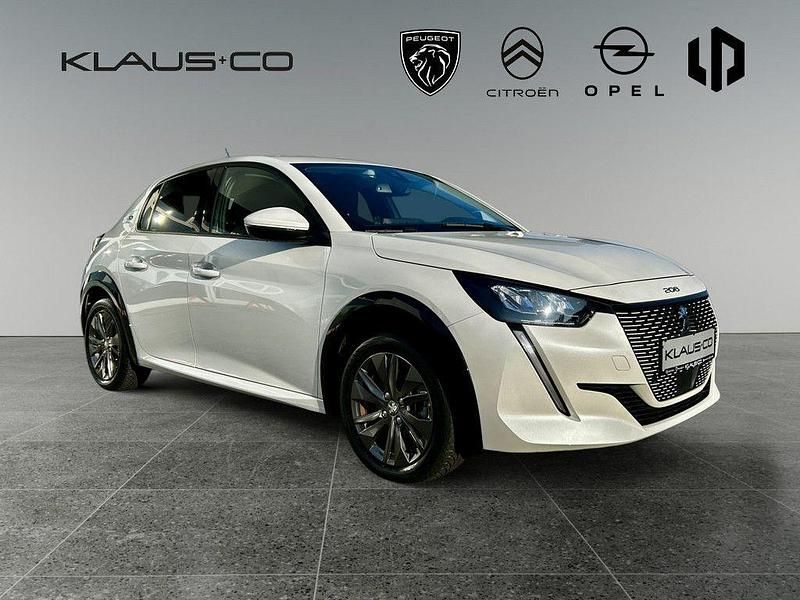 Weiß Gebraucht 2021 Peugeot e-208 Allure Kleinwagen | 16.450 € (Fairer Preis) - Bild 1/3