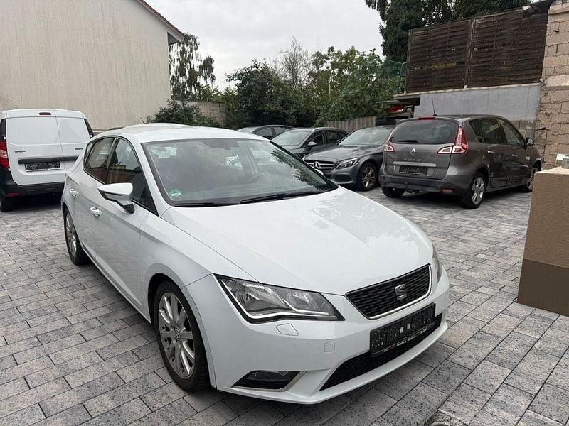 Weiß Gebraucht 2012 Seat Leon Style Limousine | 5.199 € (Fairer Preis) - Bild 1/4