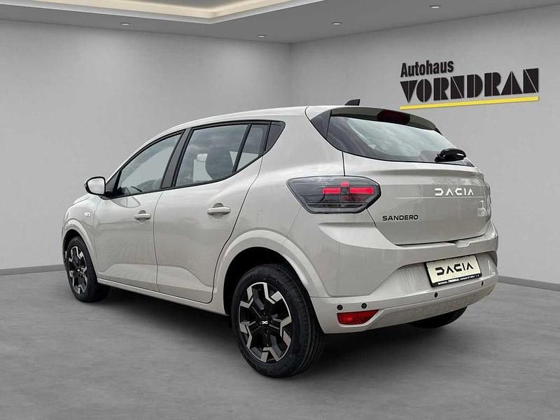 Neu Dacia Sandero Journey 101 PS (74 kW) 2025 Arktis weiß Limousine