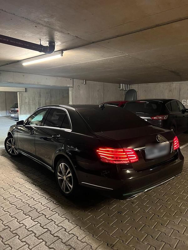 Schwarz Gebraucht 2013 Mercedes E250 Avantgarde Limousine | 17.600 € (Fairer Preis) - Bild 1/4