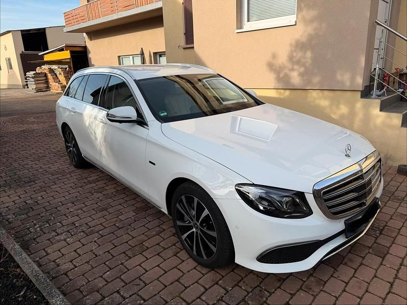 Weiß Gebraucht 2019 Mercedes E300 Exclusive Kombi | 21.800 € (Fairer Preis) - Bild 1/4