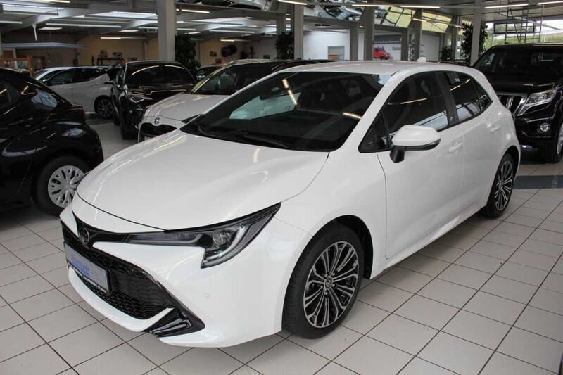 Schneeweiß Gebraucht 2021 Toyota Corolla Team Limousine | 20.890 € (Fairer Preis) - Bild 1/4