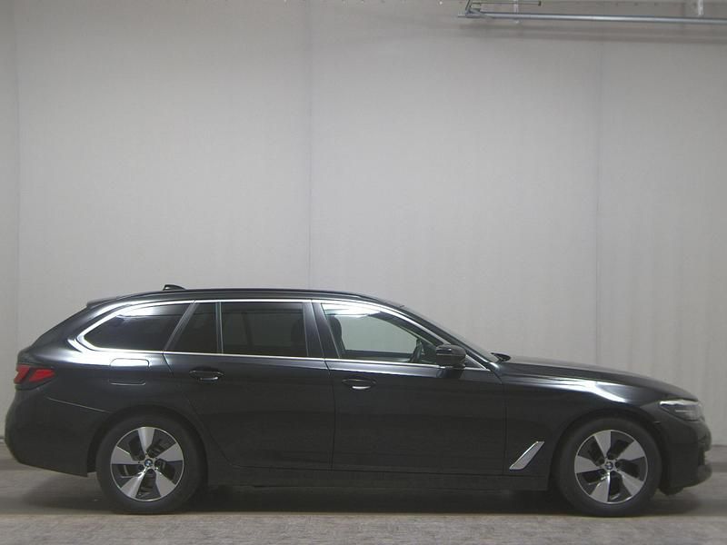 Schwarz Gebraucht 2021 BMW 520 Kombi | 24.480 € (Superpreis) - Bild 1/4