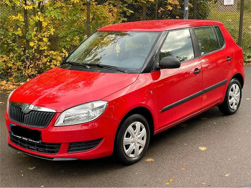 Rot Gebraucht 2010 Skoda Fabia Limousine | 2.199 € (Fairer Preis) - Bild 1/4