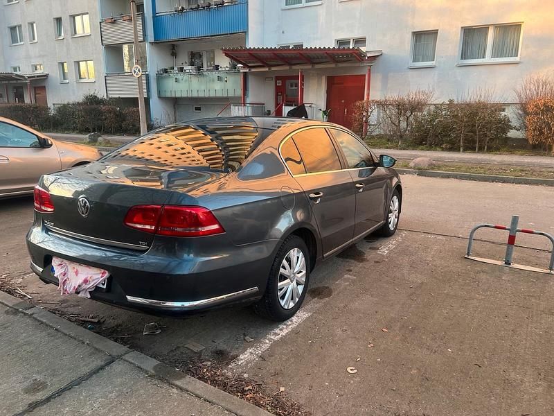 Gebraucht VW Passat 105 PS (77 kW) 2012 Grau Limousine