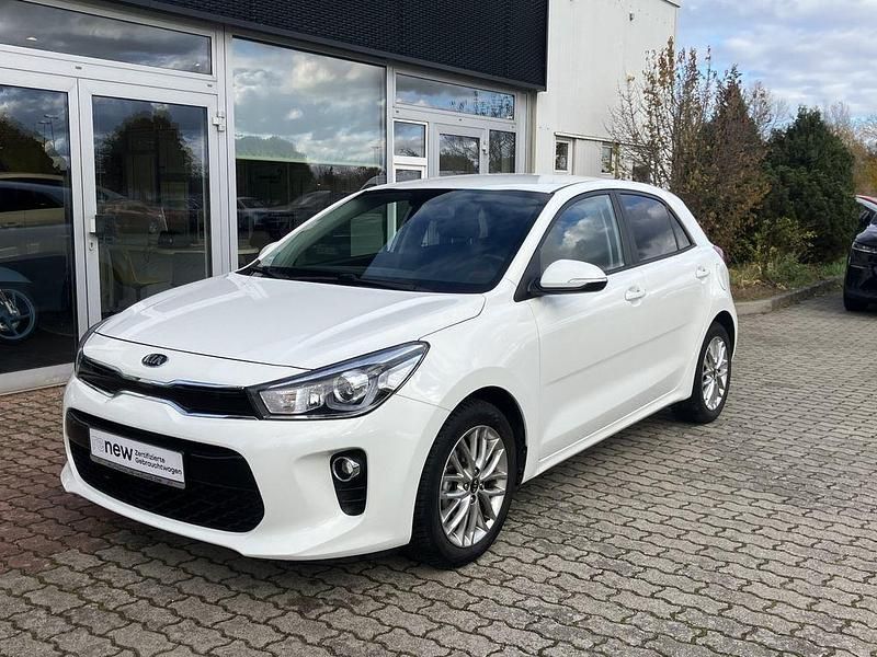 Weiß Gebraucht 2020 Kia Rio DREAM-TEAM Edition Limousine | 13.580 € (Fairer Preis) - Bild 1/4