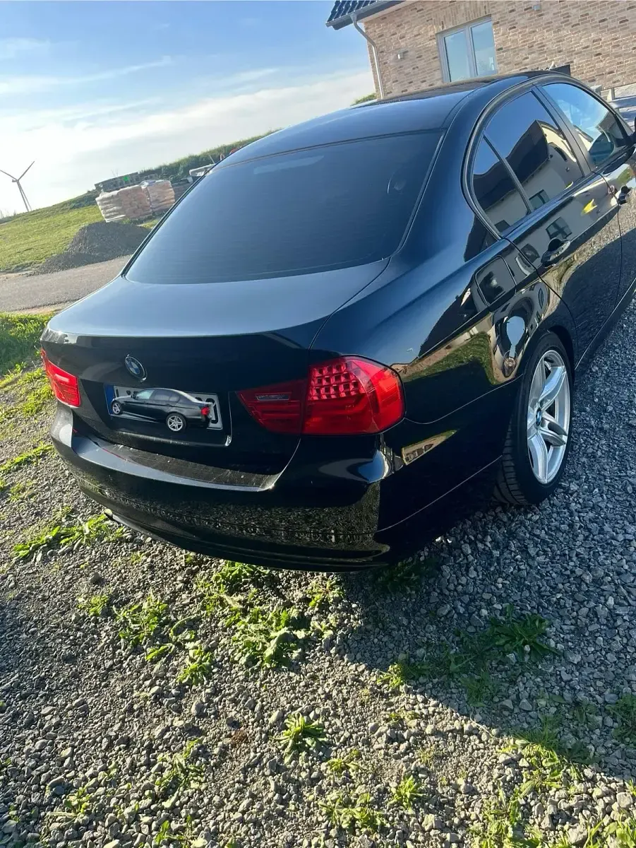 Gebraucht BMW 318 150 PS (110 kW) 2009 Schwarz Limousine