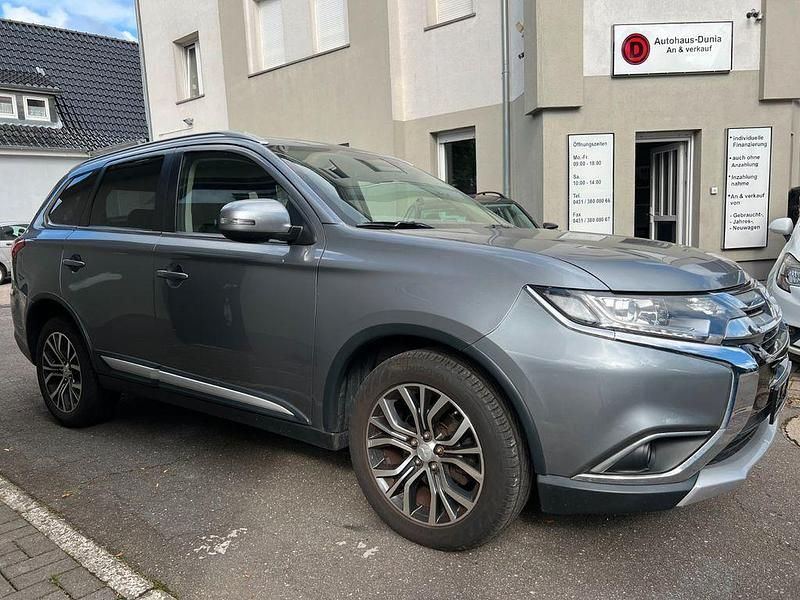 Grau Gebraucht 2015 Mitsubishi Outlander SUV | 14.999 € (Fairer Preis) - Bild 1/4
