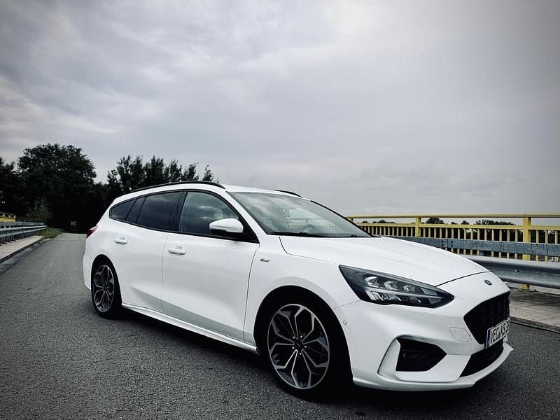 Weiß Gebraucht 2020 Ford Focus ST-Line Kombi | 16.489 € (Fairer Preis) - Bild 1/4