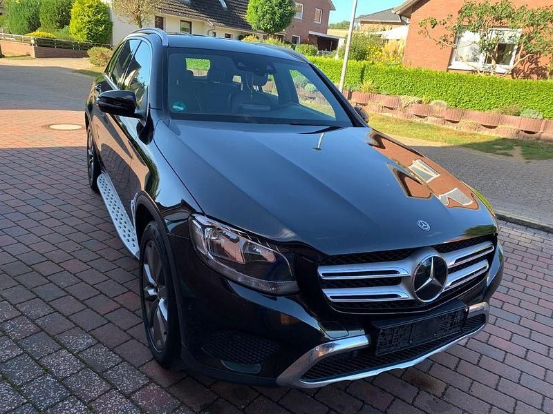 Schwarz Gebraucht 2018 Mercedes GLC250 SUV | 18.500 € (Fairer Preis) - Bild 1/4