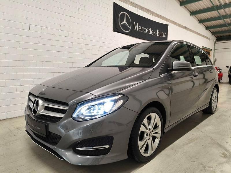 Grau Gebraucht 2017 Mercedes B200 Van / Kleinbus | 16.400 € (Fairer Preis) - Bild 1/4